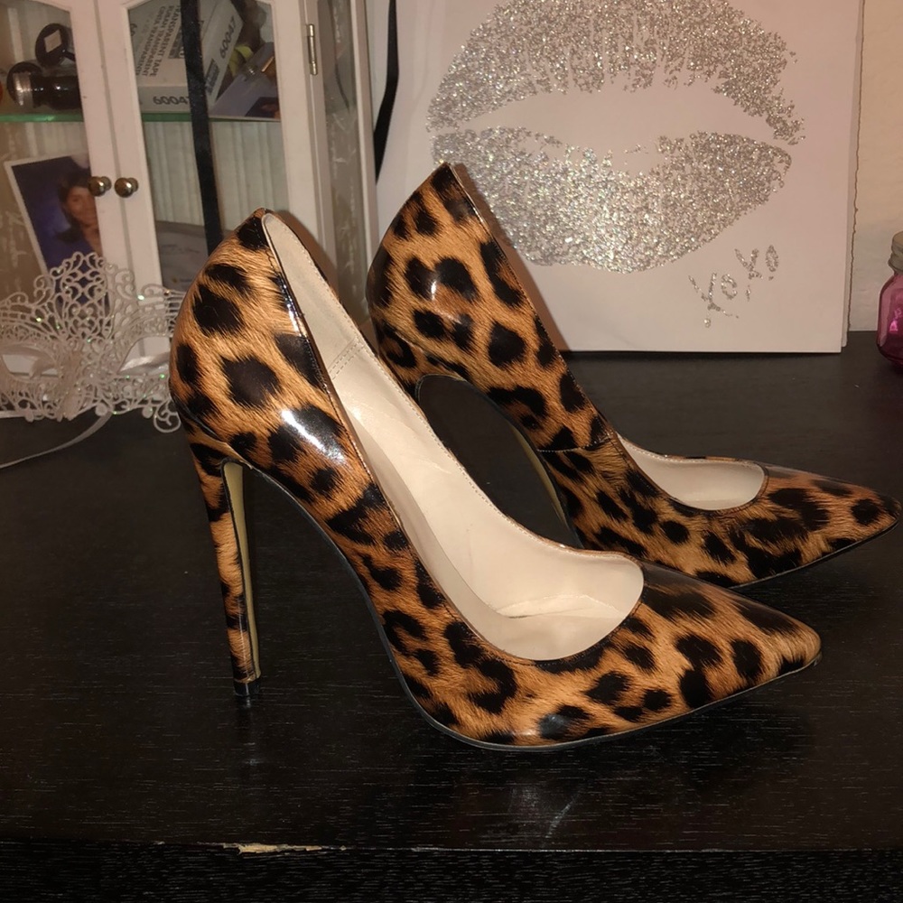 Leopard print pumps